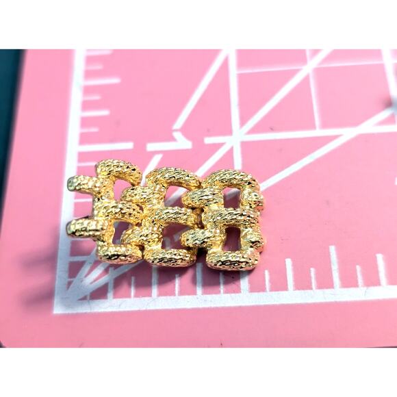 Vintage Textured Panther Link Articulated Gold Tone Pierced Earrings - Picture 4 of 6